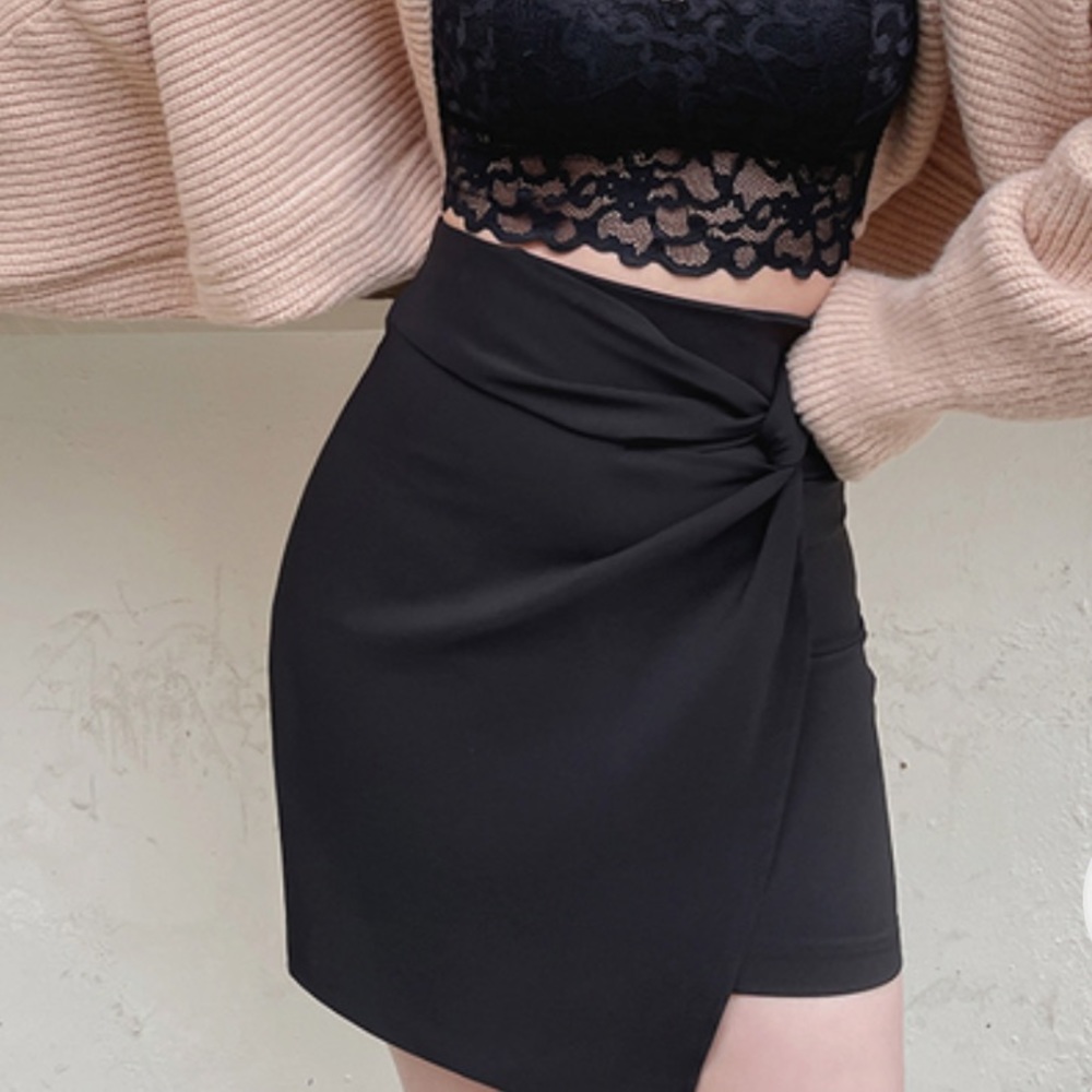CHUU Knotted Bodycon High-Waisted Black Mini Skirt Asymmetrical